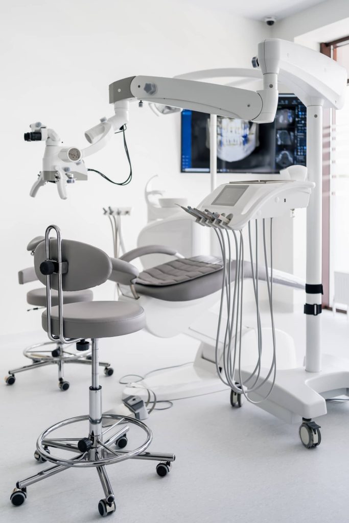 Silla dental con instrumental y equipo especializado en clínica odontológica.